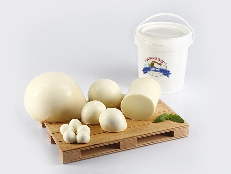 Mozzarella professionale per pizza a cubetti e alla julienne, mozzarella per piatti caldi, mozzarella da tavola per uso quotidiano, filoni e scamorza affumicata.